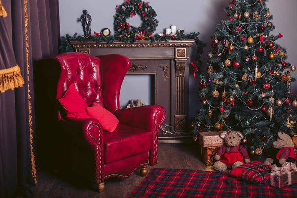 Roter Sessel im modernen Stil im neuen Jahr mit Weihnachtsbaum, Kamin und Geschenkschachteln — Stockfoto