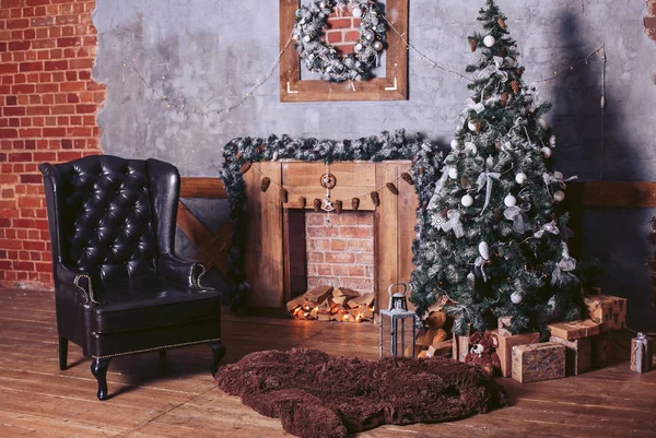 Belle conception moderne de la chambre dans des couleurs sombres décorées avec un arbre de Noël et des éléments décoratifs — Photo