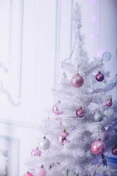 Játékok díszített karácsonyfa — Stock Fotó