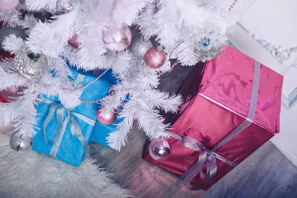 Weihnachtsbaum mit Spielzeug und Geschenkschachteln aus nächster Nähe — Stockfoto