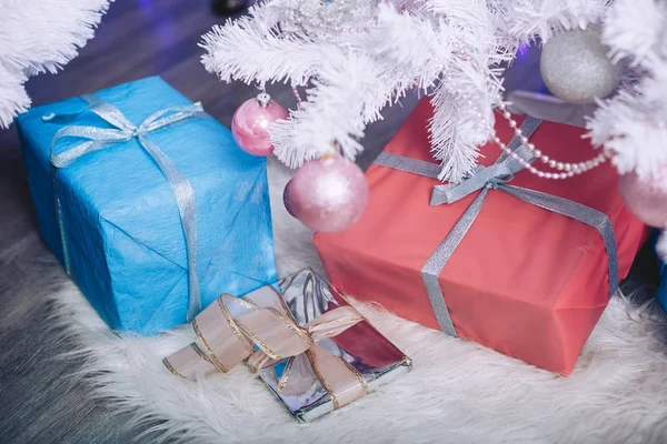 Las cajas de regalo bajo el árbol de año nuevo — Foto de Stock