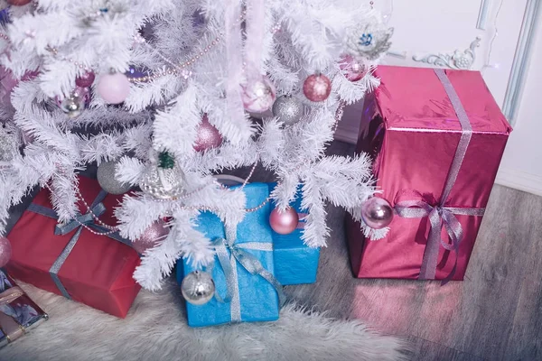 Grandes boîtes cadeaux sous l'arbre du Nouvel An — Photo