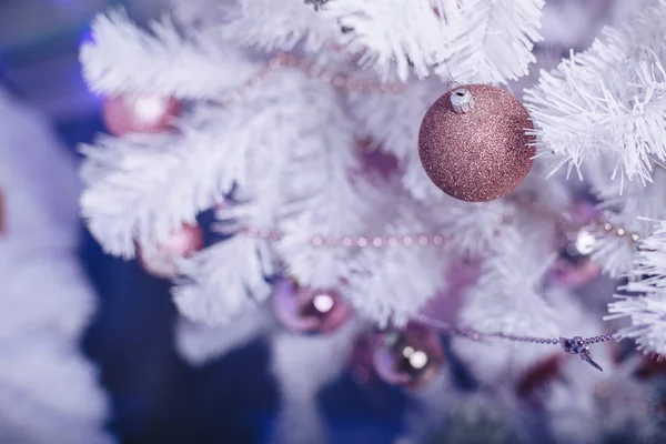 Χριστουγεννιάτικο δέντρο με χρυσά τα παιχνίδια — Φωτογραφία Αρχείου