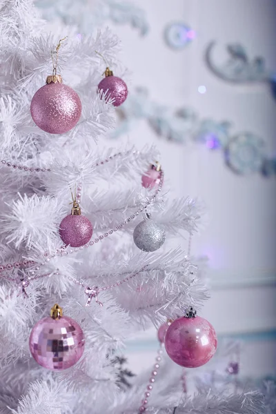Christmas tree with pink and white toys — Stock Photo, Image