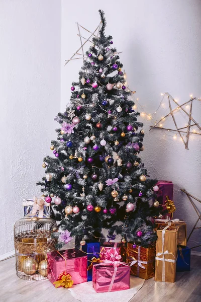 Arbre de Noël avec boîtes cadeaux et éléments décoratifs — Photo