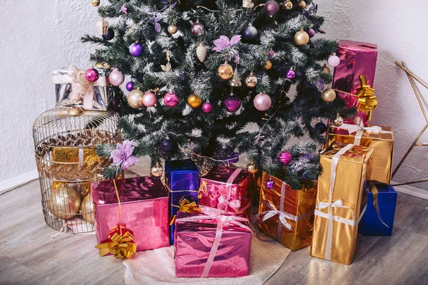 Las cajas de regalo bajo el árbol de año nuevo — Foto de Stock