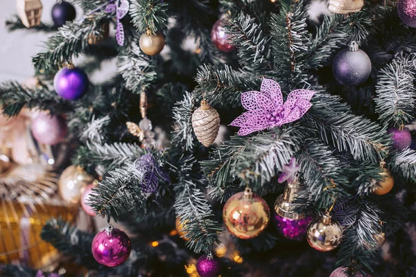 Grüner Weihnachtsbaum mit Spielzeug geschmückt — Stockfoto