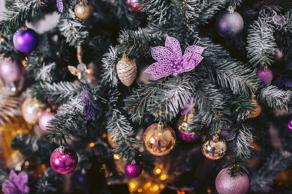 Πράσινο χριστουγεννιάτικο δέντρο με πολύχρωμα παιχνίδια — Φωτογραφία Αρχείου