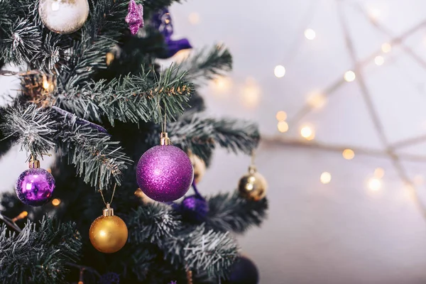 Weihnachtsbaum mit buntem Spielzeug und einem Kranz — Stockfoto