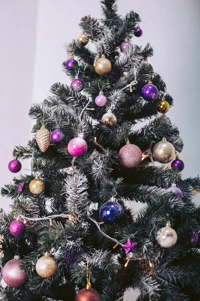 Grüner Weihnachtsbaum bedeckt mit dekorativem Schnee und Spielzeug — Stockfoto