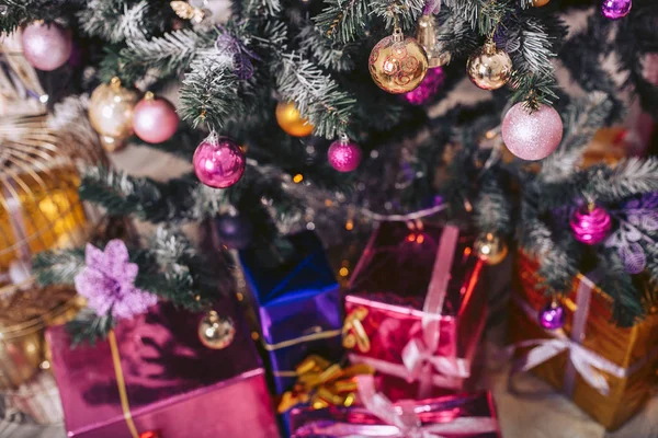 Neujahrsbaum mit Spielzeug und Geschenkschachteln darunter geschmückt. — Stockfoto