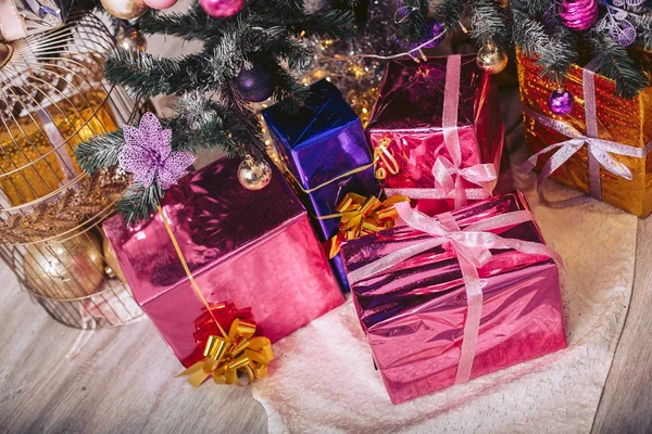 Emballage cadeau sous l'arbre . — Photo
