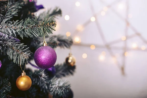 Weihnachtsbaum mit Girlande im Hintergrund — Stockfoto
