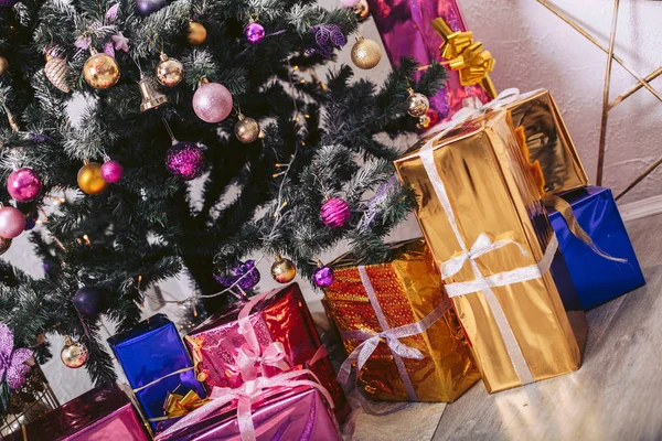 Los regalos bajo el árbol de Año Nuevo — Foto de Stock