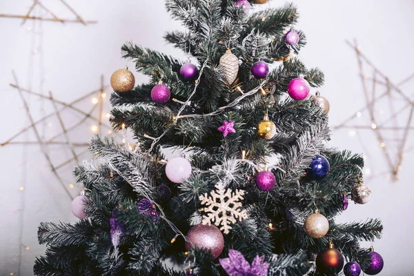 Weihnachtsbaum mit dekorativem Spielzeug und Girlanden im Hintergrund — Stockfoto
