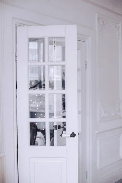 Kar-beyaz kapı iç — Stok fotoğraf