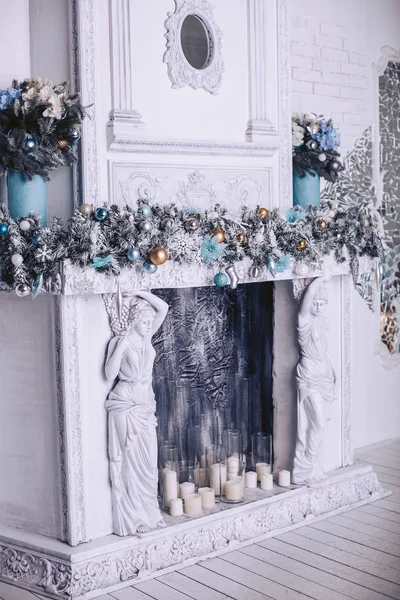 Une grande cheminée décorée de Noël dans la chambre — Photo