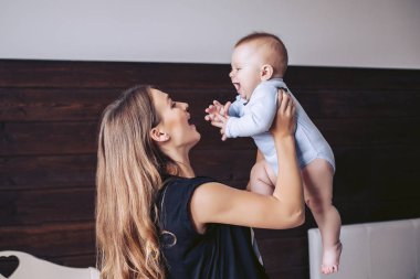 Küçük bir çocuk, yukarı atma ile anne çalış