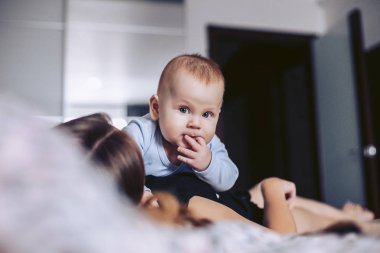 Küçük çocuk annesi ile bir yatak üzerinde çalış.