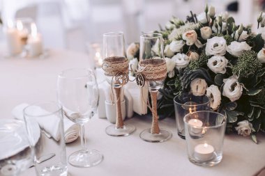 Bir buket çiçek ve düğün şenlikte gözlük