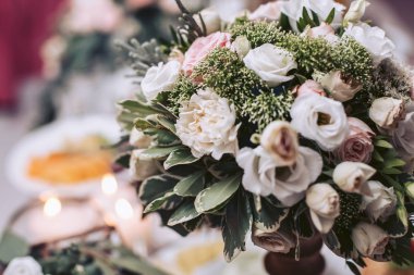 Ahşap bir vazoda gül düğün buket çiçek, yakın çekim