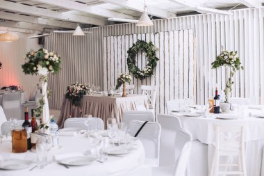 Düğün Ziyafet dekorasyon, çiçek ve diğer tasarım öğeleri ile dekore edilmiş