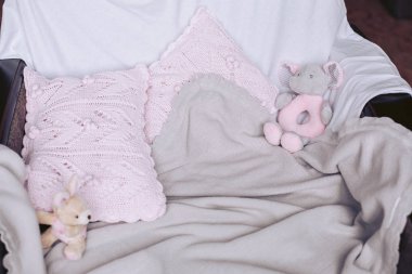 Koltuk yastık ve sevimli çocukların oyuncakları ile