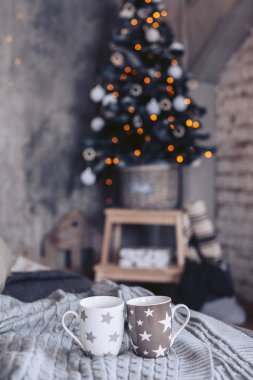 Modern bir Noel iç ön planda iki kupalar