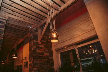 İç modern bir kafe. Ahşap dekor,