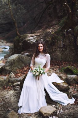 Gelin dere yakınındaki dağlarda yüksek taş oturur