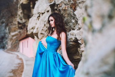 Seksi esmer bir dağ mavi elbiseli yanında duruyor