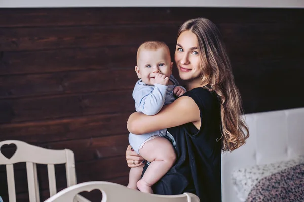 Piękne matki z pozie małe dziecko w domu — Zdjęcie stockowe