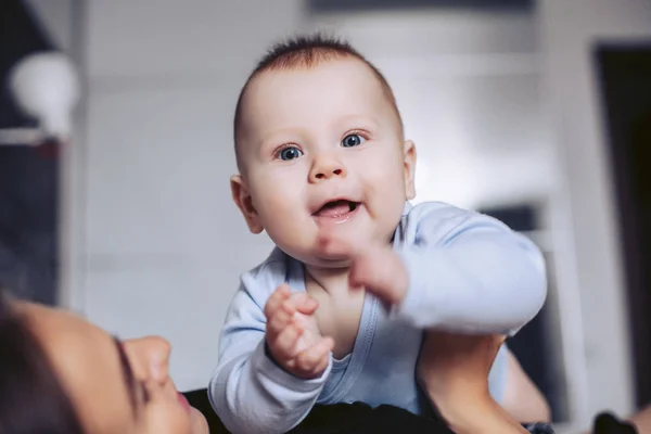 Mother holds the smiling child in hands — Stock Photo, Image