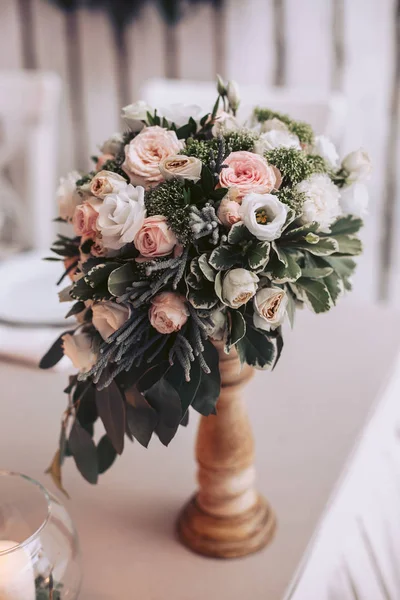 웨딩 테이블 나무 꽃병에 장미 꽃다발 — 스톡 사진