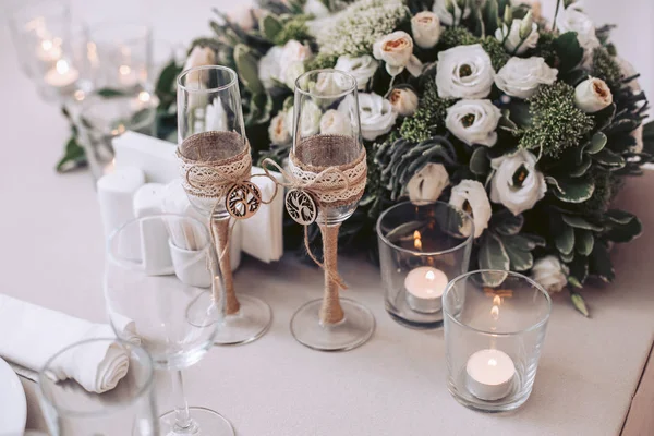 Bouquet de fleurs de roses avec verres et bougies sur la table de mariage — Photo