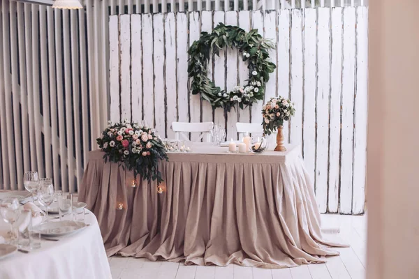 Table de mariage à l'intérieur avec design décoratif, bougies et fleurs — Photo