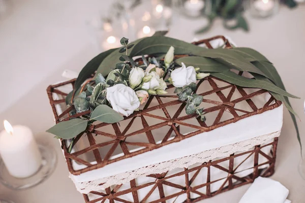 Panier en osier. Élément décoratif pour la célébration du mariage — Photo