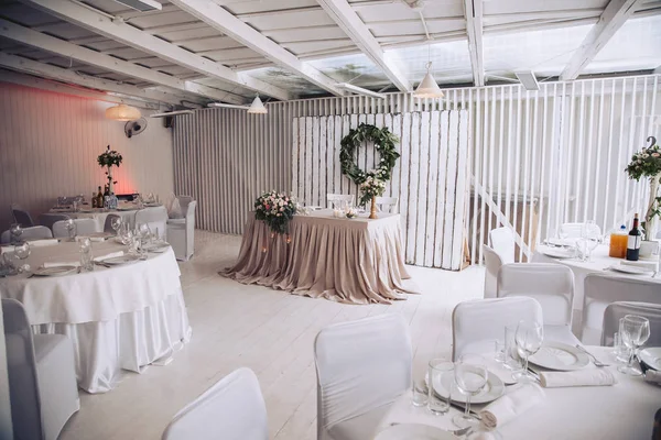 Свадебный стол с декоративным дизайном, свечи и цветы в кремовых и пастельных тонах — стоковое фото