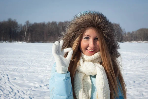 Flickan i parken visar tecken ok — Stockfoto