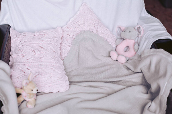 Кресло с подушками и милыми детскими игрушками
