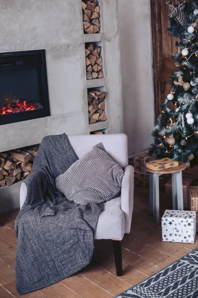 Fauteuil dans un intérieur de Noël confortable avec cheminée, bois et sapin de Noël — Photo