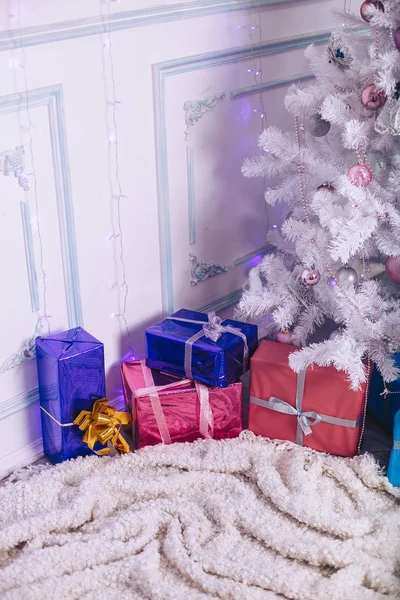 Boże Narodzenie prezenty pod choinkę w nowoczesnych wnętrzach — Zdjęcie stockowe