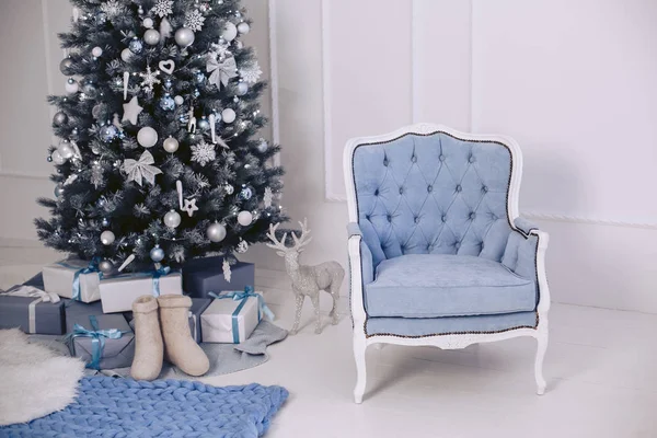 Wnętrze Jest Niebieski Nowoczesny Elegancki Fotel Nowym Roku Choinka Dekoracjami — Zdjęcie stockowe