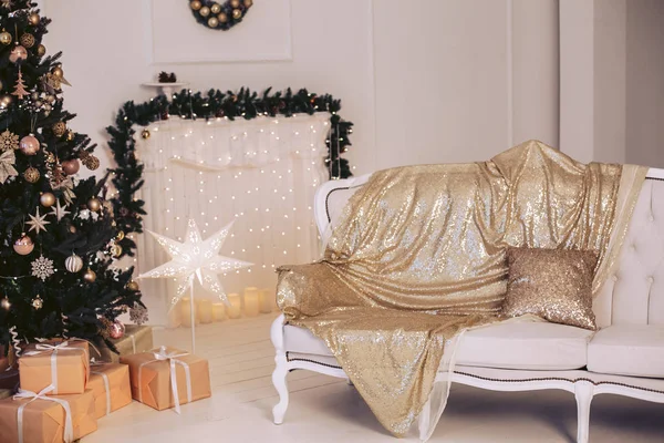 Luxuriöses Sofa Neujahrsinterieur Mit Einem Weihnachtsbaum Geschmückt Mit Spielzeug Und — Stockfoto