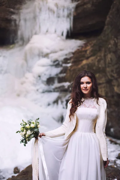 Buzul önünde buket düğün elbise gelin — Stok fotoğraf
