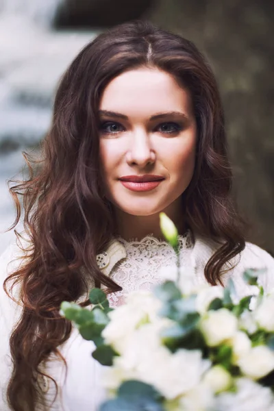 Menina russa bonita com um buquê de flores nupcial — Fotografia de Stock
