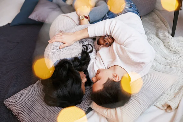Una coppia multirazziale innamorata sposi in posa durante la celebrazione di San Valentino. Bianco ragazzo abbraccia un nero ragazza — Foto Stock