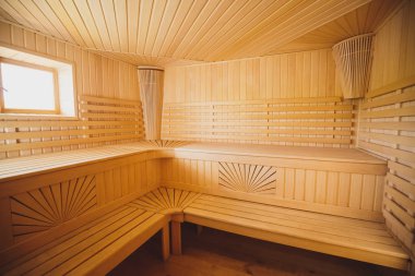 Hafif modern sauna, hafif tonlarda doğal nitel bir ahşaptan.