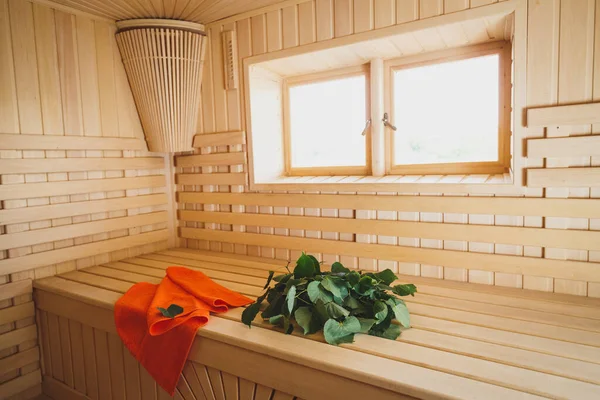 Banklarda Aksesuarları Olan Doğal Ahşaptan Hafif Sauna Havlu Banyo Süpürgeleri — Stok fotoğraf