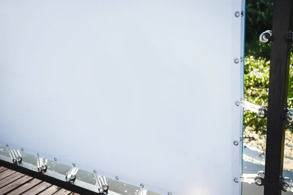 Banner. Werbebau. weiße Leinwand über den Rahmen gespannt durch die Ösen. — Stockfoto
